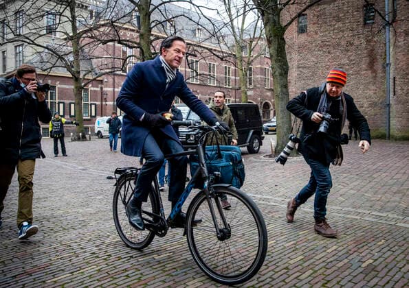 Bilder des Jahres 2021, News 01 Januar News Themen der Woche KW02 News Bilder des Tages Dutch Prime Minister Mark Rutte arrives at his bike before the Council of Ministers at the Binnenhof, The Netherlands, January 15, 2021. The ministers meet to discuss the political consequences of the benefits affair. ANP REMKO DE WAAL Copyright: xHollandsexHoogtex xxANPx x427116594x