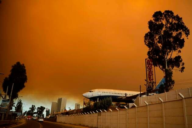 Vina del Mar, January 15, 2021 A fire that develops in the vicinity of Lake Penuelas prolongs a column of smoke over this city In the photo brigadistas of Conaf Andres Pina Aton Chile, Quilpue Chile Aton 480336  Copyright: ANDRESxPINA ATONxCHILE