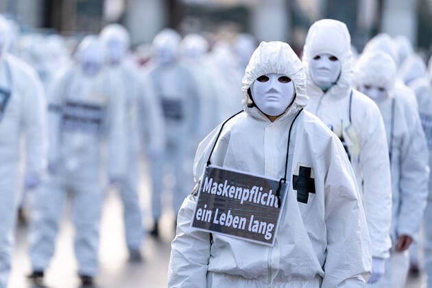 Bilder des Jahres 2021, News 01 Januar News Themen der Woche KW02 News Bilder des Tages Wien 16.01.2021, Innenstadt, Wien, AUT, Demonstrationen gegen die Corona-Massnahmen der Bundesregierung, im Bild Teilnehmer in Schutzanzuegen during demonstrations against the federal government s Corona measures in Vienna, Austria on 2021 01 16.