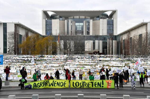 Bilder des Jahres 2021, News 01 Januar News Themen der Woche KW02 News Bilder des Tages Landwirte, Klima- und Tierschützer demonstrieren unter dem Motto Wir haben es satt für eine Wende in der Agrarpolitik. Vor dem Kanzleramt wird symbolisch mit rund zehntausend Fußabdrücken auf Papier eine bäuerliche, ökologische und klimafreundliche Landwirtschaft gefordert. Berlin, 16.01.2021