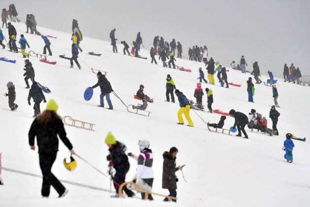 Bilder des Jahres 2021, News 01 Januar News Themen der Woche KW02 News Bilder des Tages Auf dem Riemer Berg im Riemer Park in Muenchen tummeln sich Schlittenfahrer nach neuerlichem Schneefall dichtgedraengt am 17.01.2021.Coronaregeln werden nicht eingehalten.