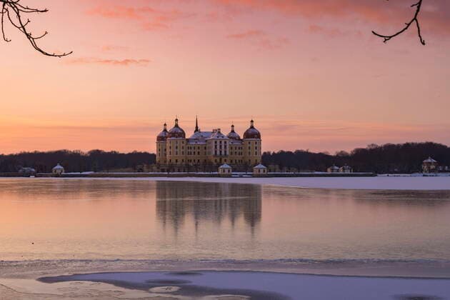 Bilder des Jahres 2021, News 01 Januar News Themen der Woche KW02 News Bilder des Tages Moritzburg Barockschloss Miritzburg an einem Winterabend Moritzburg Sachsen GERMANY