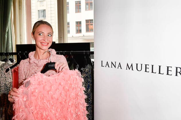 Bilder des Jahres 2021, Entertainment 01 Januar Entertainment Themen der Woche KW02 Entertainment Bilder des Tages Lana Mueller beim Fototermin zur Lana Mueller Couture auf der MBFW im Rahmen der Berlin Fashion Week Autumn Winter 2021 im 1. OG vom Restaurant Borchardt. Die Lana Mueller Fashion Show findet am Dienstag, 19.01.2021 statt und läuft live auf MBFW.berlin, vogue.de und Instagram. Berlin, 17.01.2021