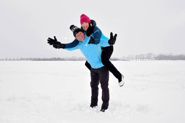 Bilder des Jahres 2021, Entertainment 01 Januar Entertainment Themen der Woche KW03 Alexandra Polzin mit Ehemann Gerhard Leinauer beim Winterspaziergang. München, 18.01.2021