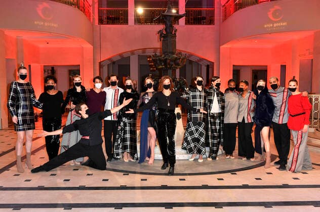 Bilder des Jahres 2021, Entertainment 01 Januar Entertainment Themen der Woche KW03 Anja Gockel mit Models bei der Anja Gockel Fashion & Art Show Embraceland im Rahmen der Berlin Fashion Week Autumn Winter 2021 22 im Hotel Adlon. Berlin, 19.01.2021