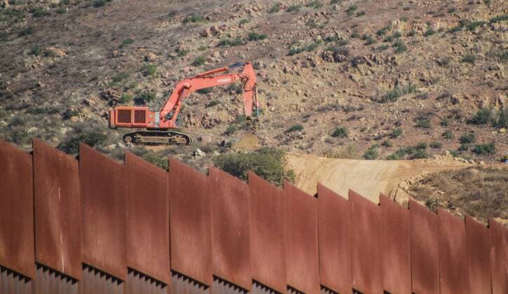 Bilder des Jahres 2021, News 01 Januar News Themen der Woche KW03 News Bilder des Tages View of the US border wall in the city of Tijuana, Baja California, Mexico, 21 January 2021. The halt on the construction of the wall on the border between the United States and Mexico, announced by the new President of the United States, Joe Biden, became a hope of achieving the American dream for hundreds of migrants, mostly Central Americans, who are stranded in the Mexican city of Tijuana. Without the wall, migrants stranded in Tijuana hope to reach the United States !ACHTUNG: NUR REDAKTIONELLE NUTZUNG! Copyright: xJoebethxTerriquezx MEX3643 20210122-637468863795146066