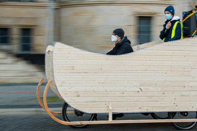 Bilder des Jahres 2021, News 01 Januar News Themen der Woche KW03 News Bilder des Tages DEUTSCHLAND, NIEDERSACHSEN, HANNOVER, 22.01.2021 - Schlitten-Demonstration von Fridays for Future Hannover - Innenstadt Hannover - Eine aus Holz gebaute Schlitten-Attrappe, welche auf einem Dreirad aufgebaut ist, fährt vor dem Neuen Rathaus vor. Unter dem Motto Wisst ihr noch warum? demonstriert Fridays for Future mit Schlitten in der Innenstadt gegen die Klimakrise. Die Schlitten stehen dabei symbolisch für den Schneemangel.