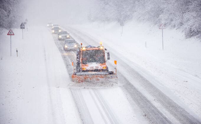 Bilder des Jahres 2021, News 01 Januar News Themen der Woche KW03 News Bilder des Tages Schneefälle im Taunus 24.01.2021, Bad Homburg (Hessen): Starke Schneefälle auf der B456 an der Saalburg im Taunus., Bad Homburg Deutschland