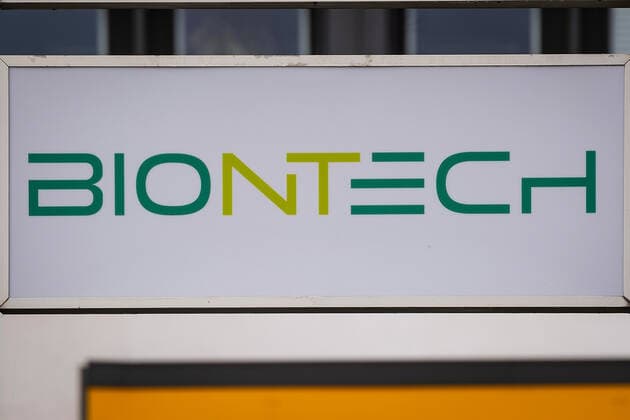24.01.2021, xovx, Wirtschaft, Zeitgeschehen, Biontech produziert in Marburg den Corona-Impfstoff Symbolfoto Firmenlogo Biontech an einem Firmenwegweiser der Behringwerke in Marburg, Biontech hat die Erlaubnis für den Betrieb seines neuen Werks im mittelhessischen Marburg zur Herstellung des Corona-Impfstoffes erhalten. Die Firma siedelt auf dem Gelände der Behringwerke in Marburg an und wird dort den Impfstoff gegen Covid19 produzieren. Marburg Behring-Werke, Emil-von-Behring-Strasse Hessen Deutschland (DE)
