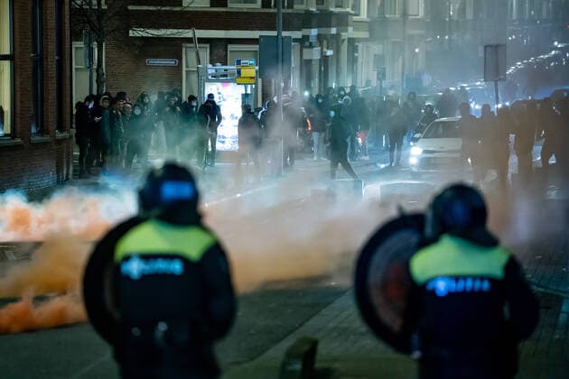 Bilder des Jahres 2021, News 01 Januar News Themen der Woche KW04 News Bilder des Tages On Beijerlandselaan in South Rotterdam, The Netherlands, a group of about fifty young people has sought confrontation with the police due to the introduction of a curfew as a corona measure, January 25, 2021. The group stands and pelts the police present with stones and fireworks. ANP MEDIATV KILLIAN LINDENBURG Copyright: xHollandsexHoogtex xxANPx x427562014x