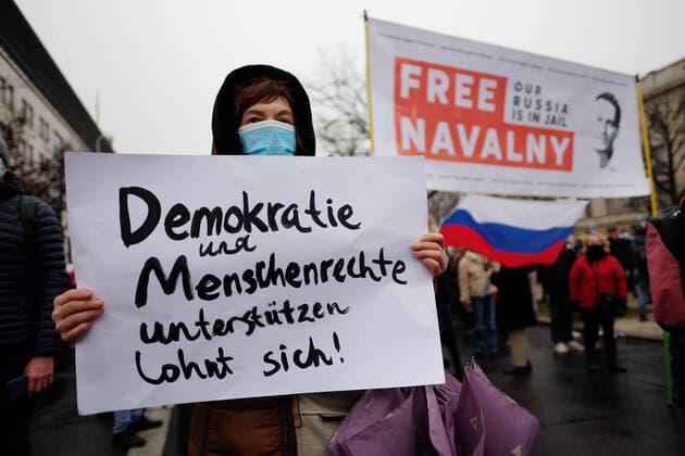 Mehrere hundert Demonstranten und Putin-Gegner fordern vor der russischen Botschaft in Berlin die Freilassung des russischen Oppositionspolitikers Alexej Nawalny aus russischer Haft. Eine Abschlusskundgebung fand vor dem Brandenburger Tor statt. snapshot-photography xK.M.Krause