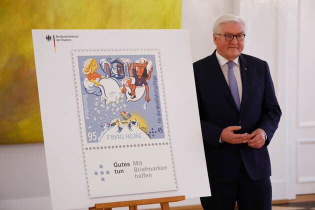 Bilder des Jahres 2021, News 01 Januar News Themen der Woche KW04 News Bilder des Tages Frank-Walter Steinmeier, Bundespräsident der Bundesrepublik Deutschland, Berlin, Schloss Bellevue, Übergabe der Wohlfahrtsmarken 2021 durch den Bundesminister der Finanzen