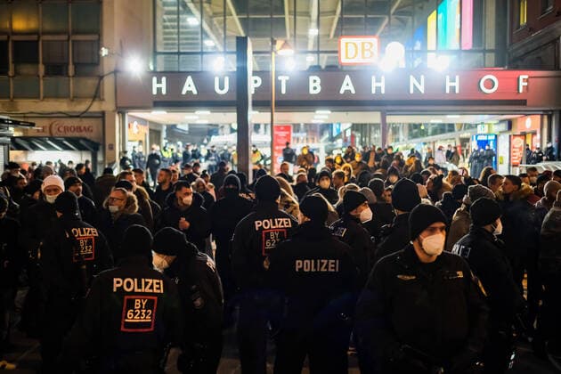 Bilder des Jahres 2021, News 01 Januar News Themen der Woche KW04 News Bilder des Tages Ausschreitungen am Münchner Hauptbahnhof 31.01.2021 MÜNCHEN: Die Menge und Polizei vor dem Haupteingang. Zahlreiche Menschen versammelten sich am Abend am Haupteingang des Münchner Hauptbahnhofes. Unter ihnen befanden sich viele, die keine Masken trugen, dicht an dicht standen und nationalistische Symboliken benutzten. Es kam zu tumultartigen Szenen, aus der Menge heraus wurden Polizeikräfte mit Gegenständen beworfen, Beleidigungen gerufen und immer wieder versucht Polizeiliche Maßnahmen zu stören. Es wurden Parolen wie SÖDER MUSS WEG gerufen. Etliche Personen wurden in Gewahrsam genommen. München Bayern Deutschland