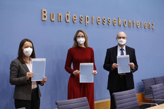 Bilder des Jahres 2021, News 02 Februar News Themen der Woche KW05 News Bilder des Tages Prof. Dr. Dr. Sigrid Graumann, Sprecherin der AG Pandemie des Deutschen Ethikrates, Prof. Dr. Alena Buyx, Vorsitzende Deutscher Ethikrat, Prof. Dr. Dr. h.c. Volker Lipp, Stellvertretender Vorsitzender des Deutschen Ethikrates, Deutschland, Berlin, Bundespressekonferenz, Thema: Besondere Regeln für Geimpfte?