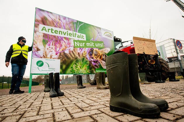 Bilder des Jahres 2021, News 02 Februar News Themen der Woche KW05 Erfurt , 05.02.2021 , Bauerndemo vor dem Thüringer Landtag, Aktionsprogramm Insektenschutz stoppen! Im Bild: Thüringer Landwirte demonstrieren mit grünen Kreuzen und Stiefel (Symbol für geschlossene Landwirtschaftsbetriebe) vor dem Steigerwaldstadion (Plenarsitzung Coronabedingt)