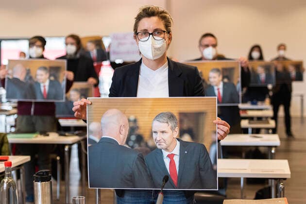 Bilder des Jahres 2021, News 02 Februar News Themen der Woche KW05 36. PLENARSITZUNG IM THÜRINGER LANDTAG 05 02 2021 - Erfurt: Aktion unter dem Motto ãMehr Blumen! Kein Handschlag mit Faschisten.Ò zur Erinnerung an die Landtagswahl in Thüringen am 5. Februar 2020 von DIE LINKE, SPD und Bündnis 90 DieGrünen in der 36. Plenarsitzung des Thüringer Landtags in der Arena Erfurt am 5. Februar 2021. Susanne Hennig-Wellsow (Die Linke) hält eins der Fotos. _________________