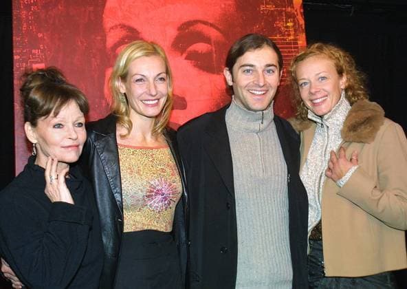 Copyright: IMAGO. Herrmann Datum: 02.01.2002 Thema: Veranstaltung: Gala zum 100. Geburtstag von Marlene Dietrich Marlene hundert im Friedrichstadtpalast mit v.l. Angelica Domröse, Ute Lemper, Erkan Aki, Katja Riemann Copyright: xEventpressxHerrmannx