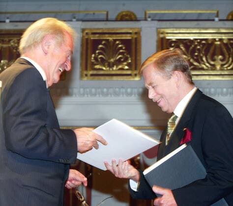 Nationalpreis für Havel Copyright: IMAGO. Herrmann Datum: 18.06.2003 Thema: Verleihung des mit 100.000 Euro dotierten Nationalpreises an Václav Havel im Schauspielhaus Berlin. Die Verleihung nahm der Bundespräsident Johannes Rau vor Copyright: xEventpressxHerrmannx