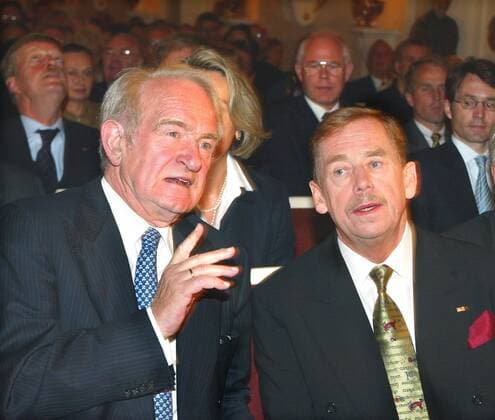 Nationalpreis für Havel Copyright: IMAGO. Herrmann Datum: 18.06.2003 Thema: Verleihung des mit 100.000 Euro dotierten Nationalpreises an Václav Havel im Schauspielhaus Berlin. Mit dabei waren: Bundespräsident Johannes Rau Copyright: xEventpressxHerrmannx