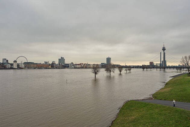 Bilder des Jahres 2021, News 02 Februar News Themen der Woche KW05 Duesseldorf, Deutschland 05. Februar 2021: Blick in Richtung Düsseldorf von der Oberkasseler Brücke bei Hochwasser am Ufer steht eine Person und schaut auf den Rhein. Nordrhein Westfalen Copyright: xFotostandx xGrosshantenx