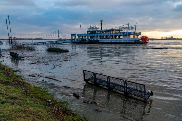Bilder des Jahres 2021, News 02 Februar News Themen der Woche KW05 Rheinhochwasser, Uferpromenade in Wesel, teils schwappt das Flusswasser schon auf die Wege, Schiffsanleger des Ausflugsschiff River Lady, Wesel, NRW, Deutschland, Rheinhochwasser
