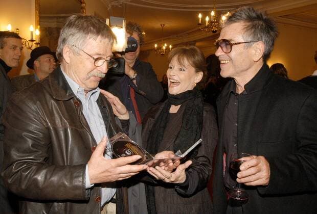 90. Geburtstag von George Tabori 90. Geburtstag von George Tabori IMAGO. Mathias Krohn Datum : 24.5.2004 Thema : V.l.: Wolf Biermann , Angelika Domröse und Hilmar Thate beim 90. Geburtstag von George Tabori im Berliner Ensemble am 24.5.2004 Copyright: xEventpressx xMathiasxKrohnx