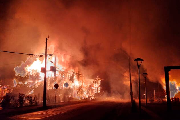 Panguipulli, January 5, 2021 Demonstrators burn the municipality in protest against the shooting death of a juggler at the hands of an unidentified police officer during an identity check Alicia Caceres Aton Chile, Panguipulli Chile Aton 486526  Copyright: ALICIAxCACECERES ATONxCHILE