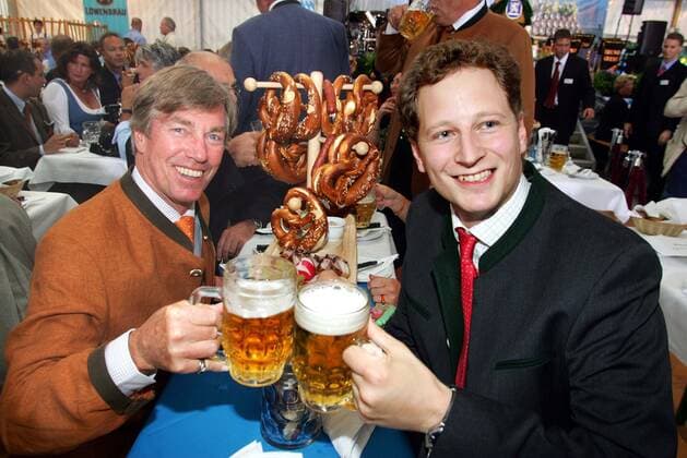 Ersffnung Berliner Oktoberfest 2004 Copyright: IMAGO. Herrmann 07.09.2004 Ersffnung Berliner Oktoberfest 2004 vor dem Berliner Rathaus Mit Leopold Prinz von Bayern und Georg Friedrich Prinz von Preussen (r) Copyright: xEventpressxHerrmannx