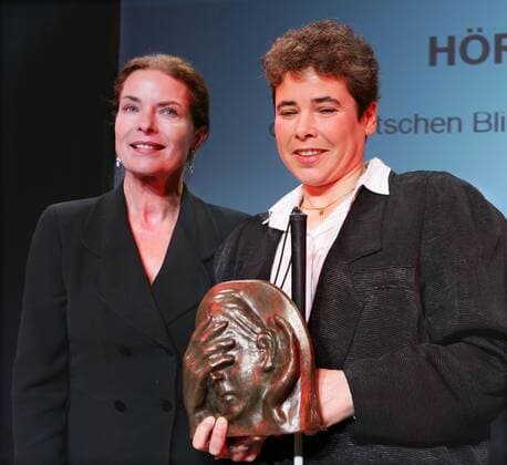 Hoerfilmpreis Copyright: IMAGO. Herrmann 13.12.2004 Thema: Der Blinden und Sehbehindertenverband verlieh den Hoerfilmpreis 2004 durch Schirmherr Mario Adorf im Atrium der Deutschen Bank Berlin mit Jurymitgleid Gudrun Landgrebe und der Preistraegerin Evelyn Sallam Copyright: xEventpressxHerrmannx