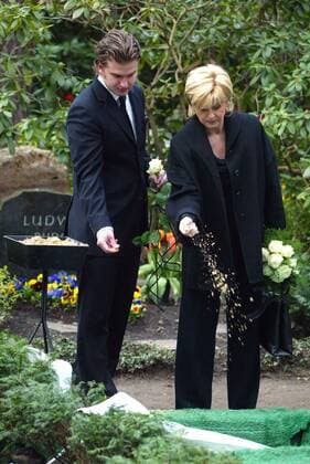 Beerdigung von Harald Juhnke Copyright: IMAGO. Gerd, 09.04.2005, Thema: Beerdigung von Harald Juhnke auf dem Friedhof in Berlin-Dahlem, in Anwesenheit zahlreicher Trauergaeste, Promineter, Familie, mit Carmen Nebel, Sohn Gregor, Copyright: xEventpress Gerdx