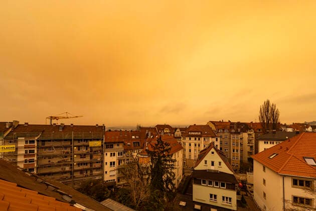 Bilder des Jahres 2021, News 02 Februar News Themen der Woche KW05 News Bilder des Tages Seltenes Wetterphänomen in Stuttgart und ganz Süddeutschland. Staub und Sand aus der Sahara liegen in der Luft und färben den Himmel schwefelgelb. Gleichzeitig ist die Sichtweite begrenzt. 06.02.2021, Deutschland, Baden-Württemberg, Stuttgart.