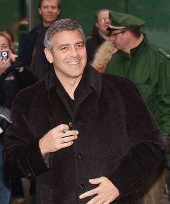 George Clooney in Berlin Copyright: IMAGO. Radke 10.02.2006 Thema: Berlinale 2006 : Premiere von Syriana mit George Clooney (Keywords: Schauspieler, Autogramm, Berlinale, Palast, Filmfestspiele, Preis) Copyright: xEventpressxRadkex