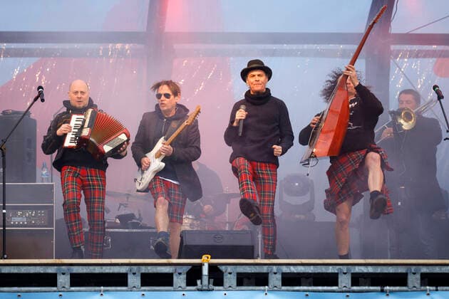 Bilder des Jahres 2021, Entertainment 02 Februar Entertainment Themen der Woche KW05 Kai Engel, Harry Alfter, Peter Brings und Stephan Brings von Brings beim Autokonzert Carnevalssitzung 1 von Bonnlive am Südstadion. Wegen der anhaltenden Coronakrise sind Karnevalsveranstaltungen in diesem Jahr weitgehend abgesagt, der Kölner Rosenmontagszug findet lediglich virtuell statt, Konzerte unterliegen strengen Beschränkungen. Köln, 06.02.2021