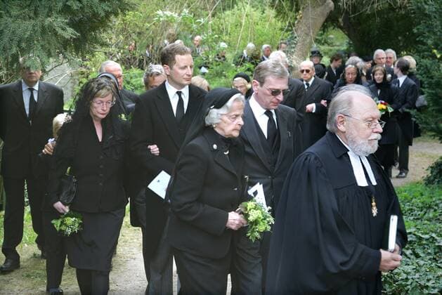 Trauerfeier um letzten Kaiserenkel Copyright: IMAGO. Herrmann 18.04.2007 Witwe Armgard mit Sohn Wilhelm-Karl Prinz von Preussen, dahinter Georg Friedrich Prinz von Preussen mit der Tochter des verstorbenen Donata Prenzessin von Preussen Pfarrer Guenther Grigoleit Thema: Trauerfeier um den letzten Kaiserenkel Wilhlem-Karl Prinz von Preussen in der Bornstedter Kirche in Potsdam seiner Geburtsstadt. Wilhelm Karl Adalbert Erich Detloff Prinz von Preußen (* 30. Januar 1922 in Potsdam; + 9. April 2007 in Holzminden) war Protektor des Johanniterordens und der letzte Enkel Wilhelms II.. Wilhelm Karl war das jüngste von vier Kindern des Prinzen Oskar von Preußen (1888-1958) und der Gräfin Ina-Marie von Bassewitz (1888-1973). Er war von 1958 bi Copyright: xEventpressxHerrmannx