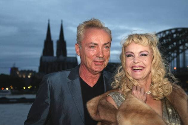 Lulu und Jimi Udo Kier und Katrin Sass beim Fototermin zum neuen Oskar Roehler Film Lulu und Jimi Köln den 14.08.2007 Foto:Christopher Adolph Copyright : IMAGO. Adolph Es handelt sich um einen sehr eigen erzählten Liebesfilm, mit dem Roehlerein wenig die sexualisierte Stimmung seines Erstlings Silvester Countdowns aufgreift. Angesiedelt ist dieser Film jedoch im Fürth der späten fünfziger Jahre, wo eine höhere Tochter und ein schwarzer Lebenskünstler ihre Liebe gegen dieKonvention stemmen. EVENTPRESS Copyright: xEventpressxAdolphx