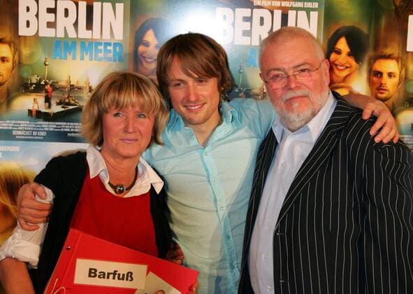 Axel Schreiber gestorben Filmpremiere Berlin am Meer Die Hauptdarsteller : Axel Schreiber (m) mit Mutter Gudrun, Vater Juergen Filmpremiere Berlin am Meer im Kino Colloseum in Berlin Copyright: IMAGO. Herrmann Datum: 08.01.2008 IMAGO. Fotoagentur Berlin Copyright: xEventpressxHerrmannx