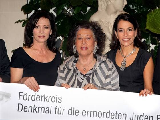 Charity Dinner Lea Rosh Scheckuebergabe Anne Will, Iris Berben , Prof. Lea Rosh ( m) CHARITY DINNER fuer den Raum der Namen des Holocaust-Denkmals im Hotel Adlon in Berlin in Berlin Copyright: IMAGO. Herrmann Datum: 23.09.2008 IMAGO. Fotoagentur Berlin Henry H. Herrmann Copyright: xEventpressxHerrmannx