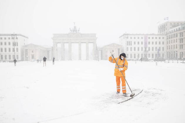 Bilder des Jahres 2021, News 02 Februar News Themen der Woche KW06 News Bilder des Tages Ein Mitarbeiter der BSR (Berliner Stadtreinigung) kehrt Schnee, aufgenommen auf dem Pariser Platz vor dem Brandenburger Tor nach waehrend starken Schneefalls in Berlin, 08.02.2021. In der nordlichen Haelfte Deutschlands gibt es teils unwetterartige Schneefaelle und zweistellige Minusgrade. (Nur zur redaktionellen Verwendung Only for editorial use). Berlin Deutschland