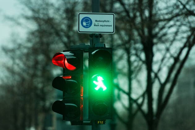 Berlin, Hinweisschild zur Maskenpflicht Ein Schild an einer Ampel das zum Tragen einer Maske auffordert am 06.02.2021 in Berlin. Berlin Berlin Deutschland
