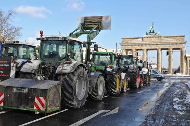 Bilder des Jahres 2021, News 02 Februar News Themen der Woche KW06 News Bilder des Tages Bauernproteste mit Traktoren auf der Straße des 17. Juni 10.02.2021 Bauernproteste mit Traktoren auf der Straße des 17. Juni 10.02.2021, im Hintergrund Brandenburger Tor Berlin Straße des 17. Juni, Berlin Berlin GER