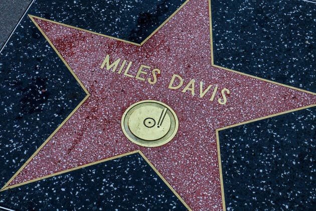 Hollywood Walk of Fame USA, United States of America, California, Los Angeles, 17.02.2020: Hollywood Boulevard, in den Gehweg sind rund 2700 Sterne eingelassen. Es werden Prominente geehrt, die eine wichtige Rolle in der amerikanischen Unterhaltungsindustrie spielten oder noch spielen. Kategorie Recording (Musikaufnahmen). Stern für Miles Davis