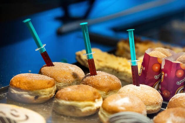 Bilder des Jahres 2021, News 02 Februar News Themen der Woche KW06 News Bilder des Tages Pfannkuchen mit leckerem Imfstoff Spritzen stecken in Pfannkuchen Berliner Krapfen in der Auslage einer Filiale der Meister Bäcker Scherf . Der Impfstoff ist Erdbeermarmelade und lässt mit dem Krapfen trotz Corona-Pandemie ein bisschen Karnevalsgefühl aufkommen. Ilmenau Thüringen DEUTSCHLAND