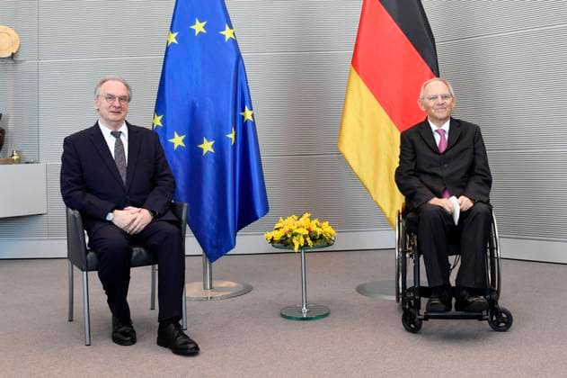 Bilder des Jahres 2021, News 02 Februar News Themen der Woche KW06 Reiner Haseloff und Wolfgang Schäuble beim Fototermin zum Antrittsbesuch von Bundesratspräsident Haseloff bei Bundestagspräsident Schäuble. Berlin, 12.02.2021