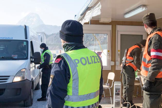 Bilder des Jahres 2021, News 02 Februar News Themen der Woche KW06 News Bilder des Tages AUT, 2021-02-12; REPORTAGE - BEGINN DER COVID-GRENZKONTROLLE ZU DEUTSCHLAND : KONTROLLE AUTOBAHNGRENZE KUFSTEI-KIEFERSFELDEN RICHTUNG BAYERN ;