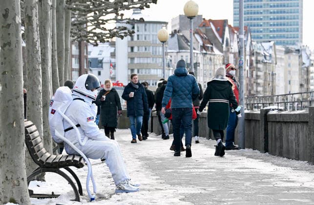Bilder des Jahres 2021, News 02 Februar News Themen der Woche KW06 News Bilder des Tages Ein einsamer Karnevalist als Astronaut verkleidet am Karnevals-Sonntag auf einer Bank in der Düsseldorfer Altstadt.