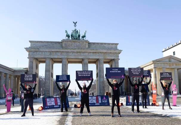 Bilder des Jahres 2021, News 02 Februar News Themen der Woche KW06 News Bilder des Tages 14 . 02 . 2021 , Berlin Mitte : One Billion Rising - Demonstration und Tanz am Brandenburger Tor gegen Gewalt an Mädchen und Frauen . live stream unter Corona - Bedingungen . Dance at home - digital and save !