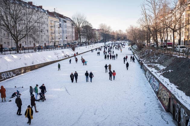 Bilder des Jahres 2021, News 02 Februar News Themen der Woche KW06 News Bilder des Tages Menschen laufen auf dem zugefrorenen Landwehrkanal in Berlin Neukoelln. Durch anhaltenden Frost wurde der Kanal zu einer Spazierstrasse. Foto: bildgehege Spaziergang auf dem Eis