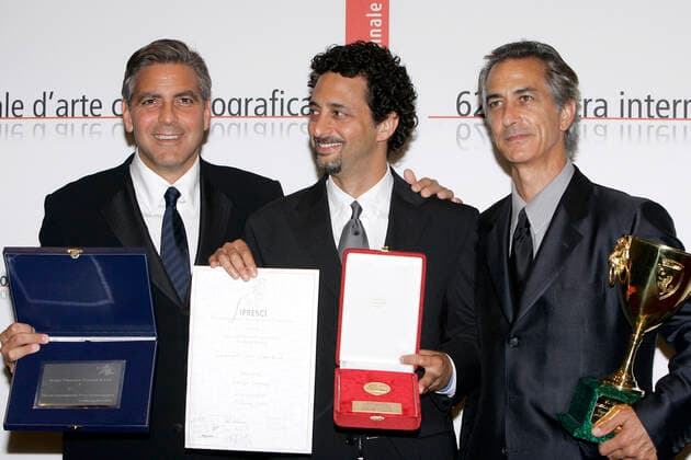 George Clooney und Grant Heslov mit dem Osella Preis für das beste Drehbuch zu Good Night, and Good Luck. und David Strathairn mit dem Coppa Volpi für den besten Darsteller in Good Night, and Good Luck. beim Photocall mit den Preisträgern der Biennale di Venezia 2005 62. Internationale Filmfestspiele von Venedig im Palazzo del Casino. Venedig, 10.09.2005