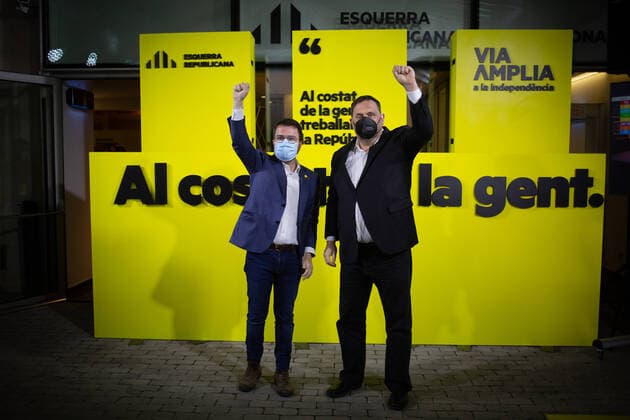 Bilder des Jahres 2021, News 02 Februar News Themen der Woche KW07 News Bilder des Tages ERC candidate for the presidency of the Generalitat of Catalonia and acting vice president, Pere Aragonàs (i); next to the leader of ERC and former vice president of the Government, Oriol Junqueras, greet in the vicinity of the headquarters of his party after learning that his party managed to win the elections again 22 years later in votes and has tied in number of seats with ERC, with 98.72% of the vote counted, in Barcelona, Catalonia, (Spain), on February 15, 2021. 15 FEBRUARY 2021;ERC;ELECTIONS;JUNQUERAS;ARAGONES;TIE;COVID;CATALANS David Zorrakino LagenciaEP 02 15 2021 Barcelona, (Catalonia) Barcelona, (Catalonia) Spain Copyright: xDavidxZorrakinox 3563686