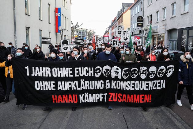 Bilder des Jahres 2021, News 02 Februar News Themen der Woche KW07 News Bilder des Tages 19.02.2021, xmkx, Lokal Hanau , Jahrestag des Anschlag von Hanau, Demonstration v.l. Demonstrationszug durch die Stadt, Hanau Hessen Deutschland (DE) Innenstadt